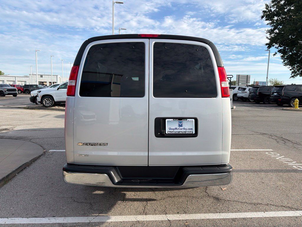 Used 2025 Chevrolet Express 3500 LT w/ LT Preferred Equipment Group RWD image 4