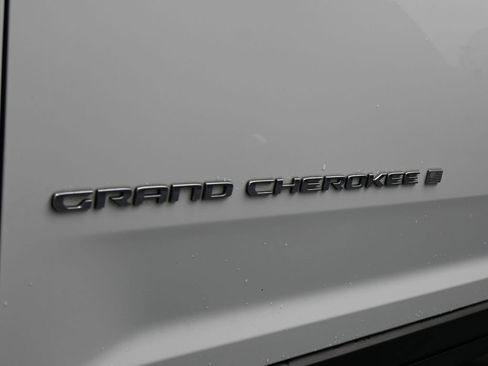 Used 2023 Jeep Grand Cherokee Limited image 32