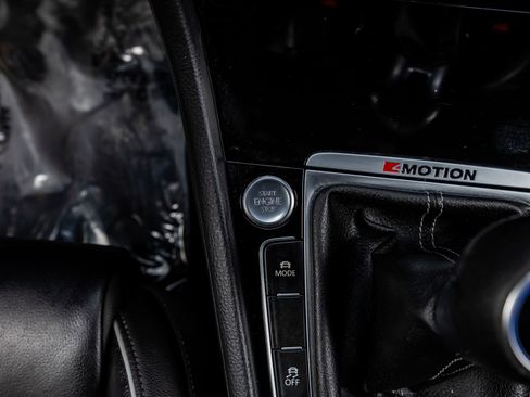 Used 2018 Volkswagen Golf R 4-Door image 18