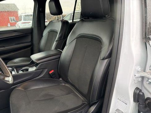 Certified 2025 Jeep Grand Cherokee Altitude image 11