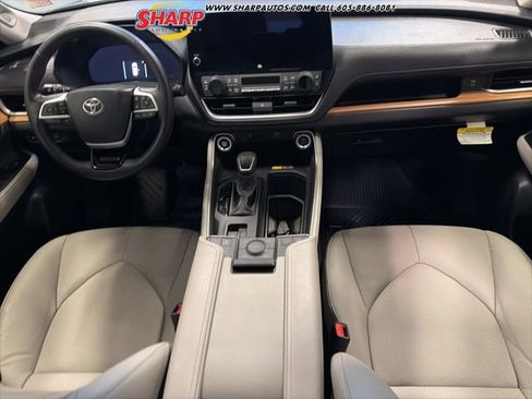 Used 2024 Toyota Grand Highlander Limited image 19
