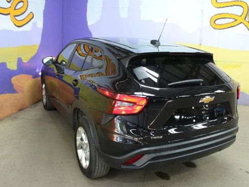 Used 2025 Chevrolet Trax LS w/ LS Convenience Package FWD image 6
