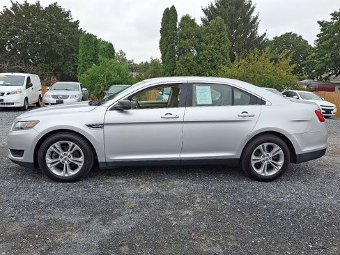 Used 2017 Ford Taurus SE image 4