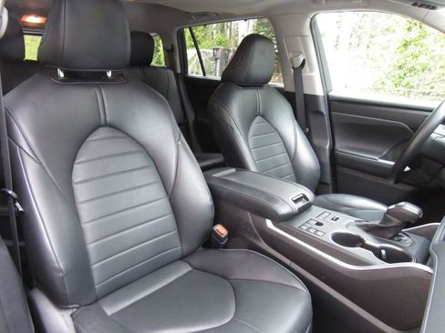 Used 2024 Toyota Highlander XLE AWD/4WD image 20
