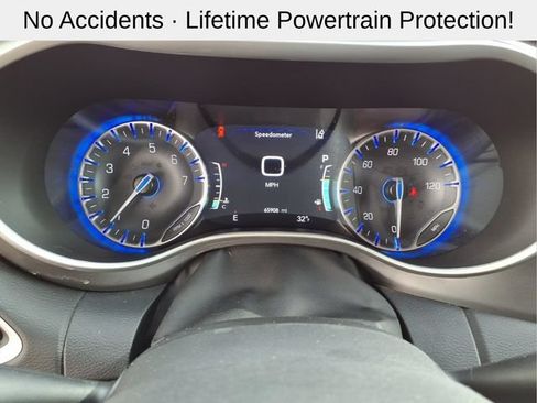 Used 2024 Chrysler Pacifica Touring-L FWD image 17