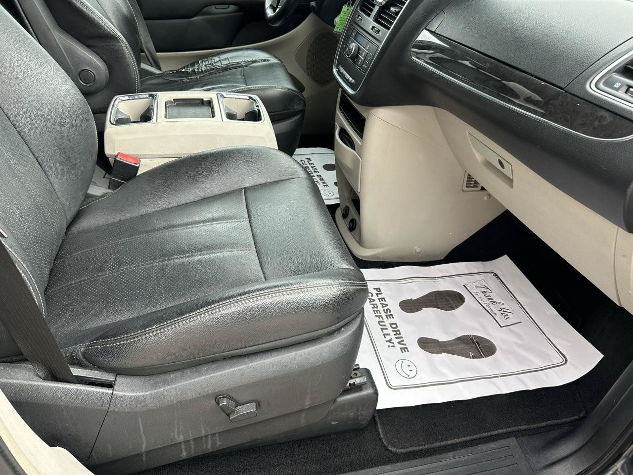 Used 2013 Chrysler Town & Country Touring-L w/ Driver Convenience Group FWD image 12