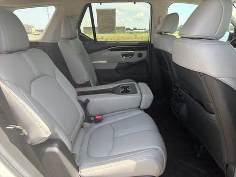 Used 2025 Honda Pilot Touring image 17
