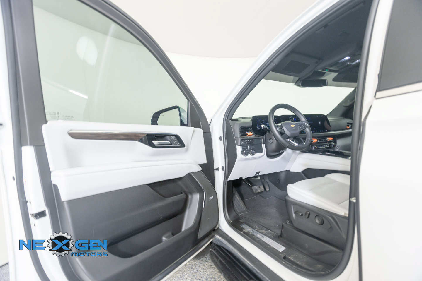 Used 2025 Chevrolet Suburban Premier AWD/4WD image 12