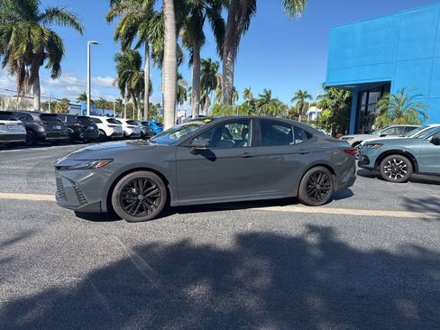 Used 2025 Toyota Camry SE image 11