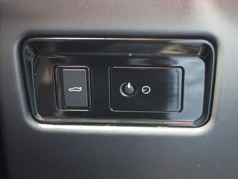 Used 2018 Jaguar XE Premium RWD image 30