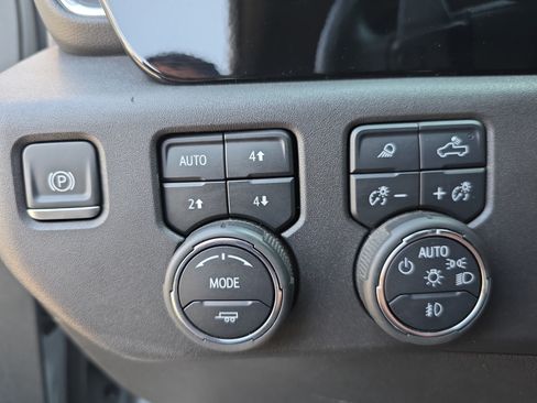 Used 2024 Chevrolet Silverado 1500 LT Trail Boss w/ LT Trail Boss Premium Package AWD/4WD image 17