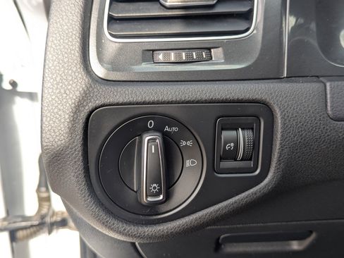 Used 2017 Volkswagen e-Golf SE image 33