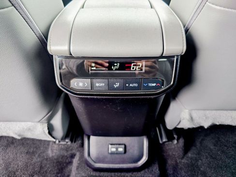 Used 2023 Toyota Highlander XLE image 12