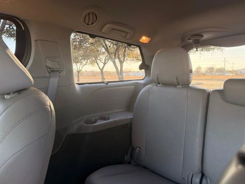 Used 2020 Toyota Sienna XLE image 24