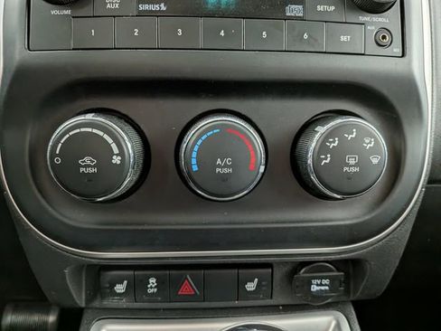 Used 2014 Jeep Compass Latitude FWD image 18