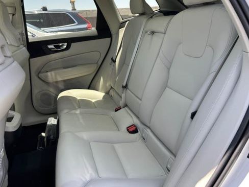 Used 2025 Volvo XC60 B5 Core AWD/4WD image 9