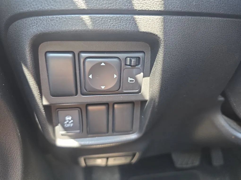 Used 2012 Nissan Juke S FWD image 21