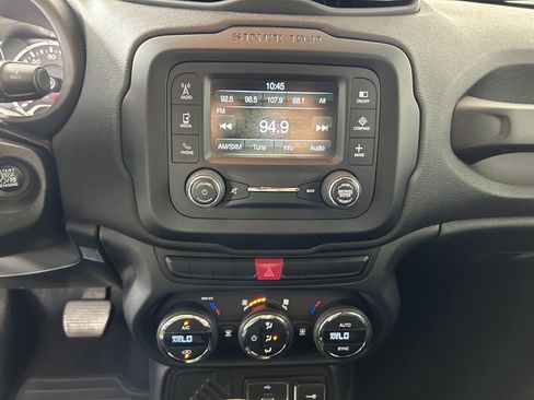 Used 2015 Jeep Renegade Latitude w/ Popular Equipment Group FWD image 19