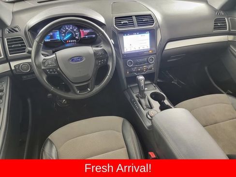 Used 2017 Ford Explorer XLT w/ Equipment Group 202A AWD/4WD image 31