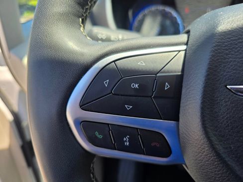 Used 2024 Chrysler Pacifica Touring-L FWD image 23