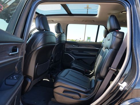 Used 2022 Jeep Grand Cherokee L Limited AWD/4WD image 18
