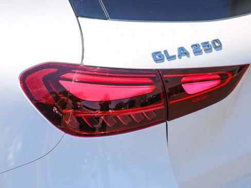 Certified 2026 Mercedes-Benz GLA 250 image 8