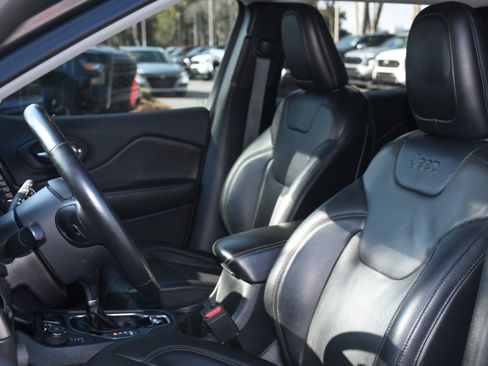 Used 2019 Jeep Cherokee Limited w/ Technology Group image 12