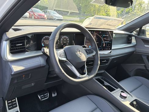 New 2026 Volkswagen Tiguan SE R-Line FWD image 10