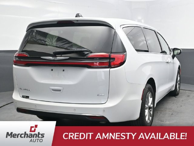 Used 2023 Chrysler Pacifica Touring-L AWD/4WD image 7