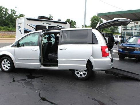 Used 2012 Chrysler Town & Country Touring image 28