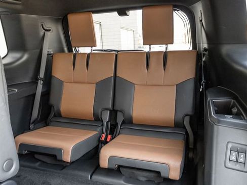 Used 2025 Lexus GX 550 w/ Accessory Package (2T) image 13