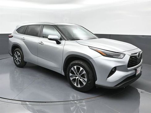 Certified 2025 Toyota Highlander XLE FWD image 2