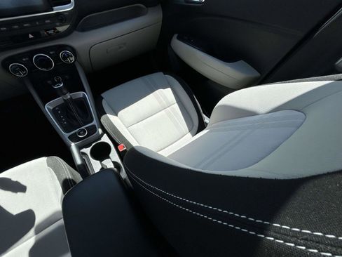 Used 2025 Hyundai Venue SEL FWD image 15