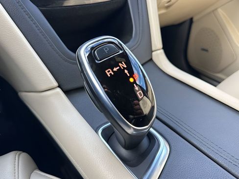 Used 2017 Cadillac XT5 FWD image 16