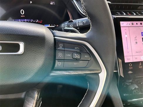 Used 2023 Jeep Grand Cherokee Limited w/ Black Appearance Package image 24