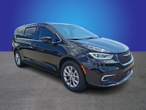 Used 2025 Chrysler Pacifica Select AWD/4WD image 3