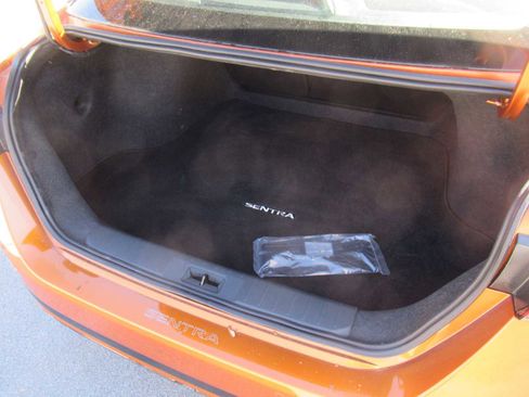 Used 2025 Nissan Sentra SR w/ SR Premium Package image 5