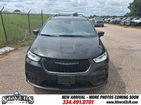 Used 2023 Chrysler Pacifica Limited w/ Uconnect Theater Family Group FWD image 2