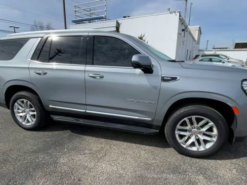 Used 2024 GMC Yukon SLT w/ SLT Premium Package image 3