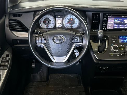 Used 2019 Toyota Sienna SE FWD image 29