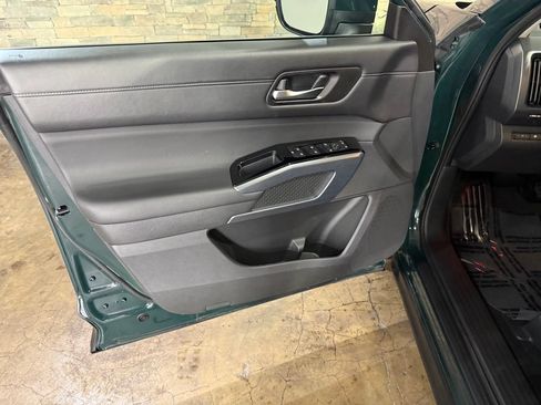Certified 2025 Nissan Pathfinder SL w/ SL Premium Package FWD image 9