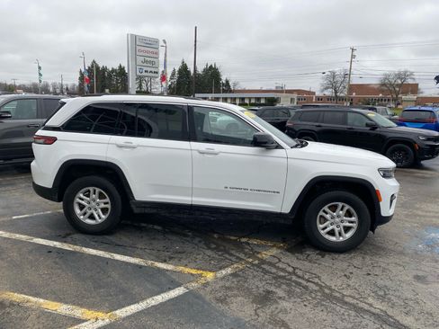 Used 2023 Jeep Grand Cherokee Laredo AWD/4WD image 6