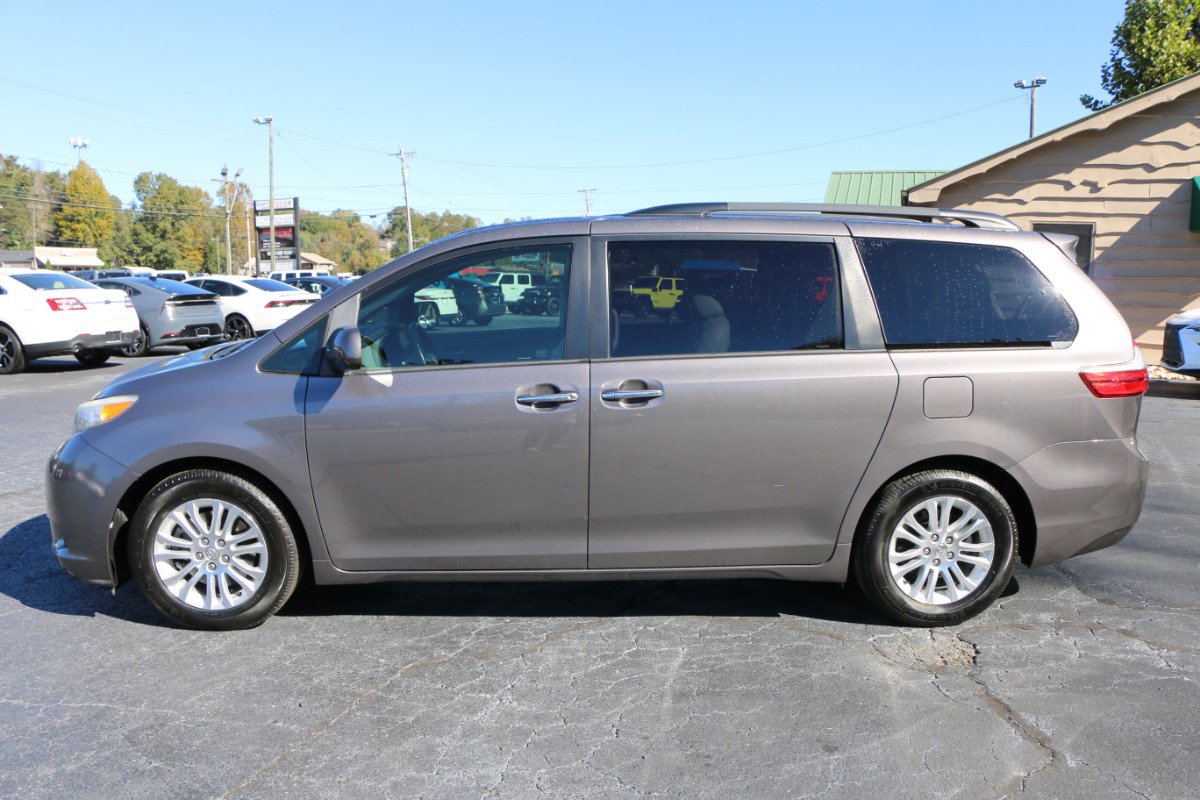 Used 2015 Toyota Sienna XLE w/ XLE Navigation Package FWD image 2