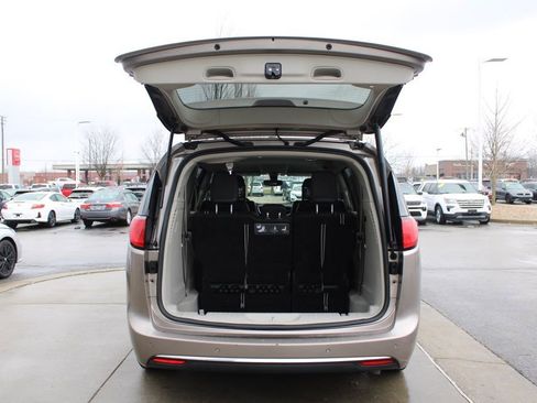 Used 2018 Chrysler Pacifica Touring-L Plus image 9