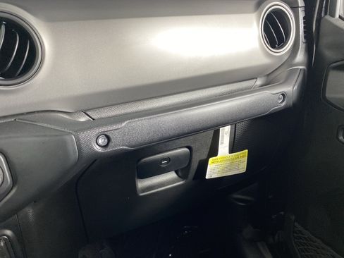 Used 2022 Jeep Gladiator Mojave AWD/4WD image 29