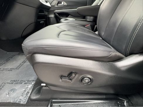 Used 2025 Chrysler Pacifica Select FWD image 20