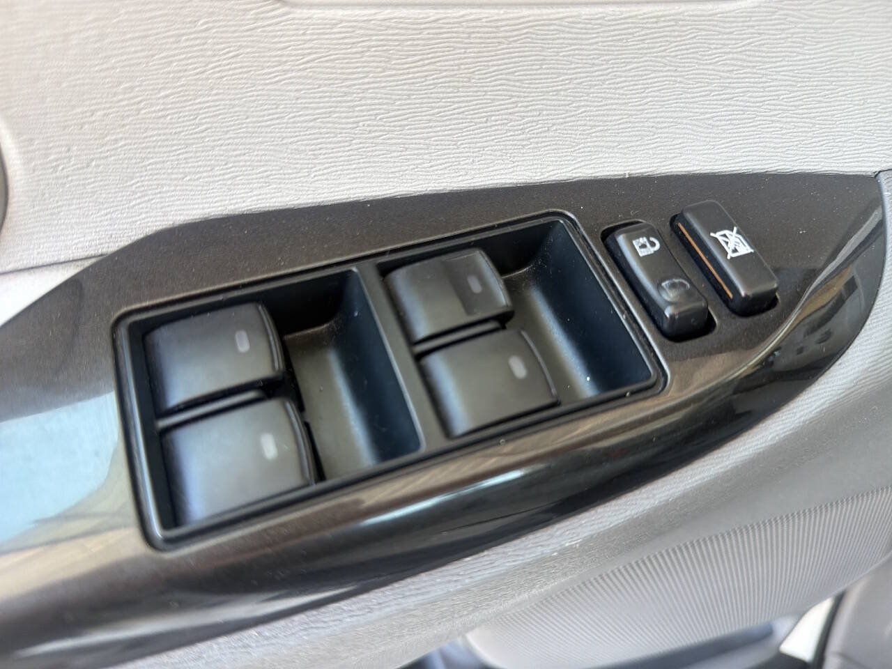 Used 2014 Toyota Sienna L FWD image 18