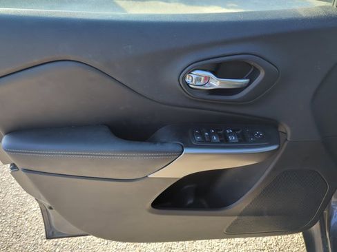 Used 2019 Jeep Cherokee Latitude Plus FWD image 6