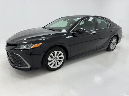 Used 2024 Toyota Camry LE image 5