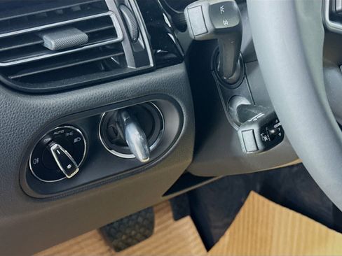 Certified 2025 Porsche Macan image 13